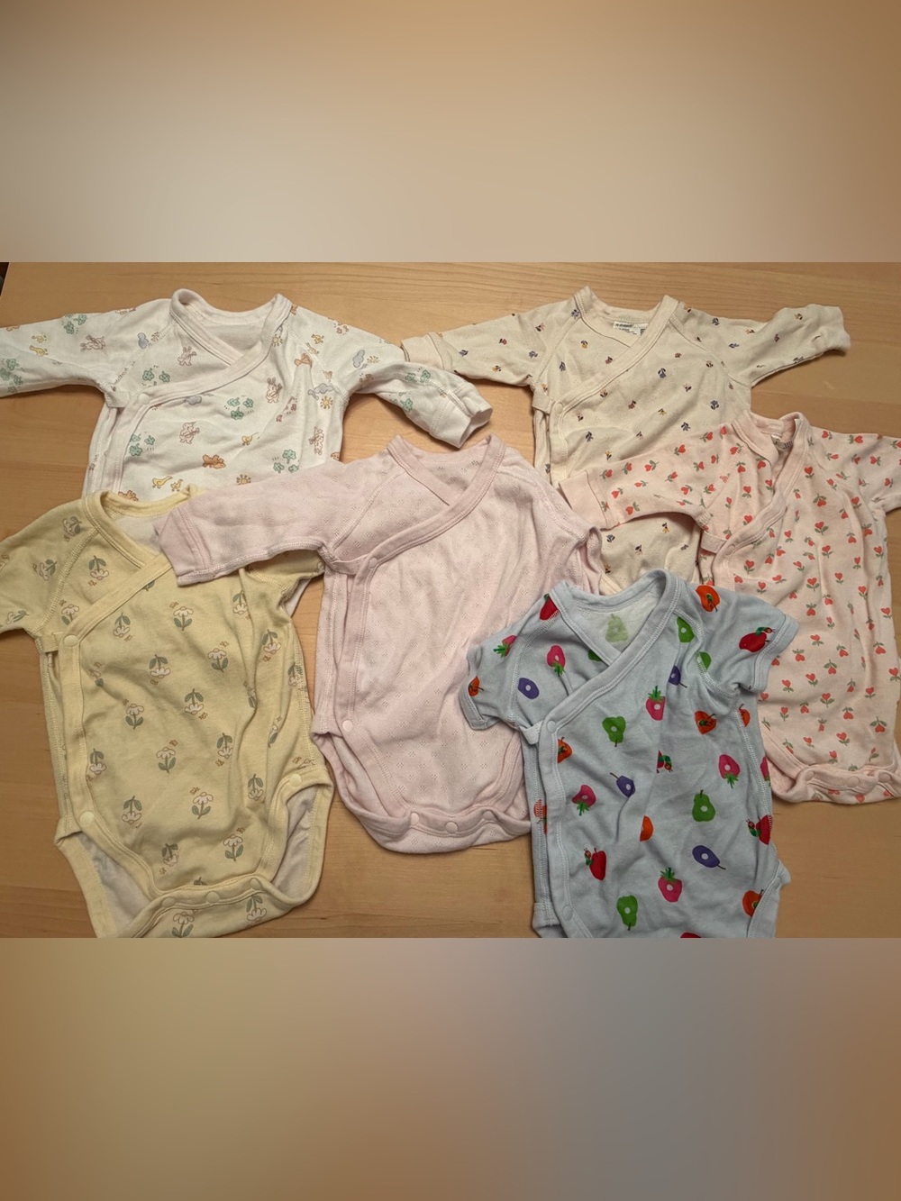 Uniqlo baby onesie lot (6)